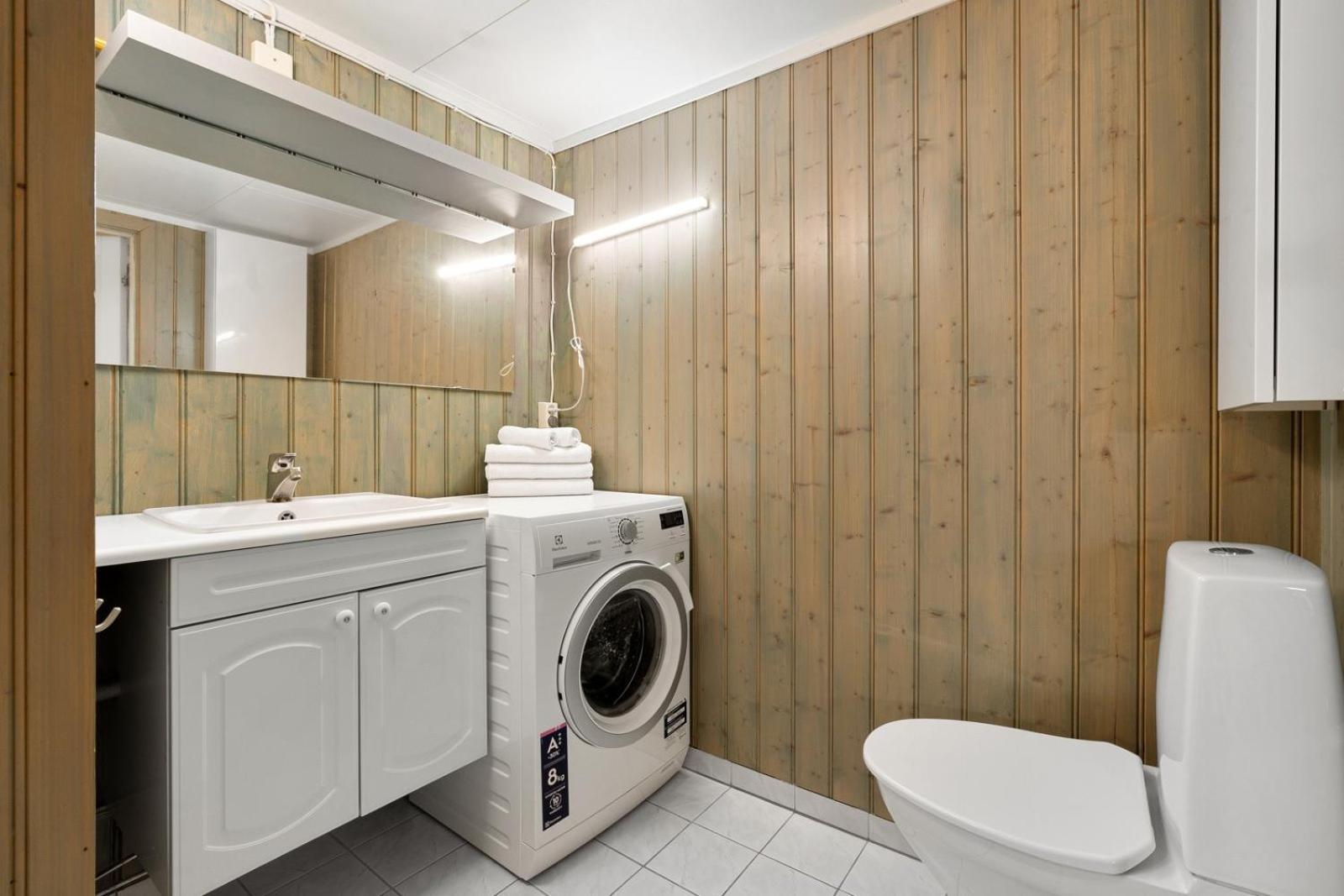 Room In Cozy Apartment 7 Min Walk From The City Center Tromsø Esterno foto