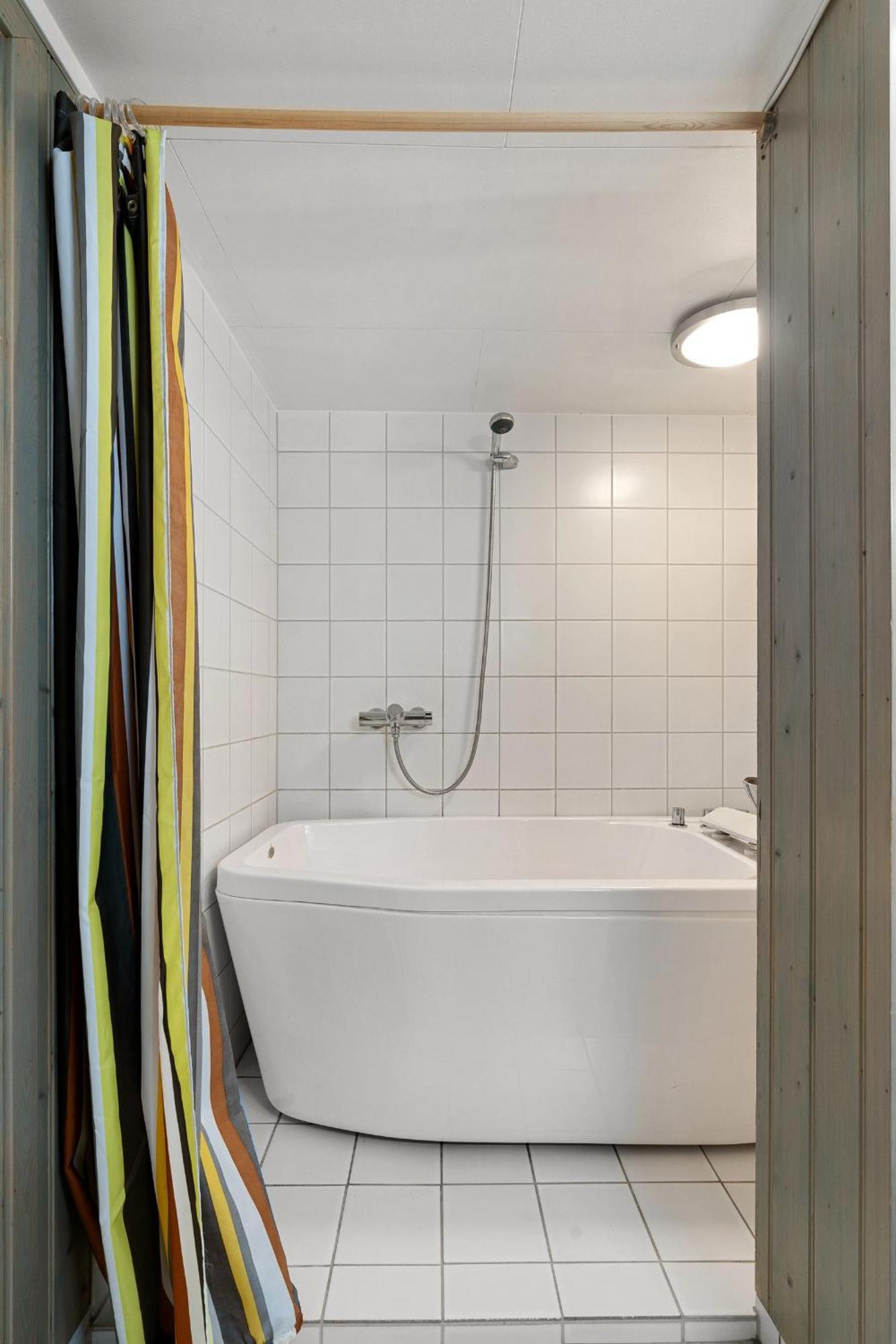 Room In Cozy Apartment 7 Min Walk From The City Center Tromsø Esterno foto