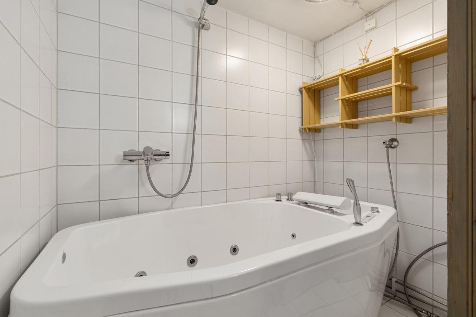 Room In Cozy Apartment 7 Min Walk From The City Center Tromsø Esterno foto